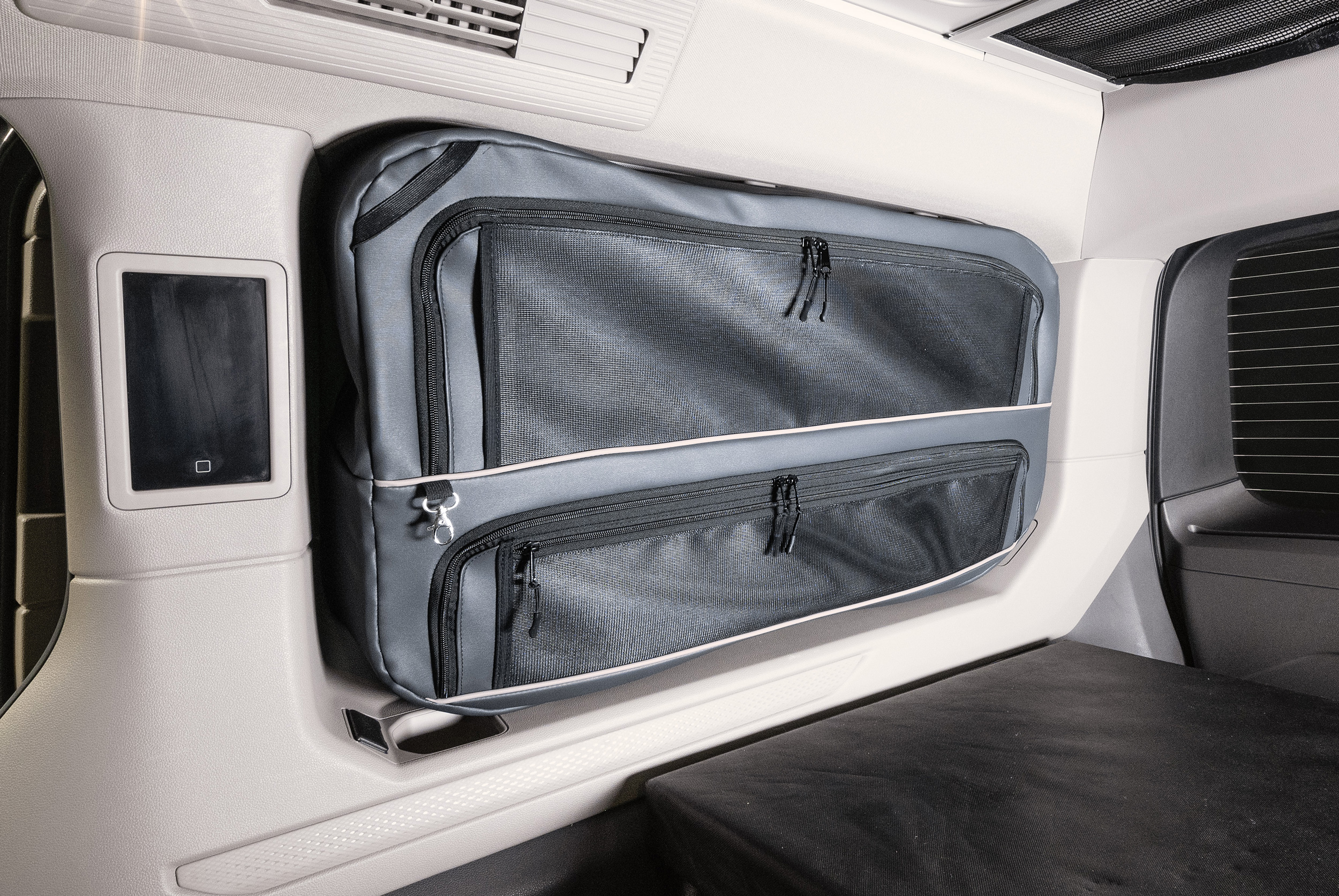 Fensterpacktasche im Set mit Paneel für VW T 7 mit Sicherheitsgurt, Beifahrerseite, anthrazit