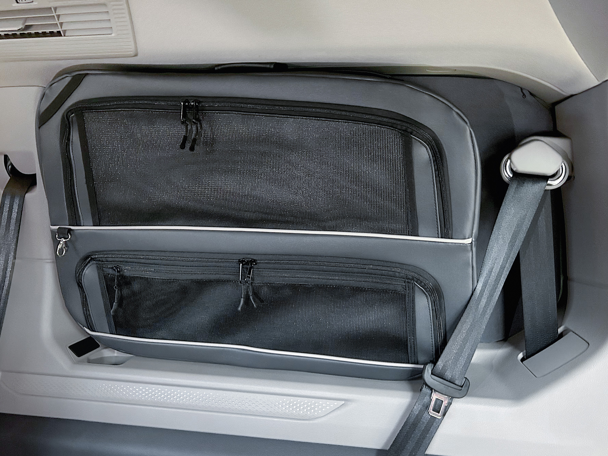 Fensterpacktasche im Set mit Paneel für VW T7 Neuer Caravelle, anthrazit, Beifahrerseite, für Sicherheitsgurt, Radstand lang