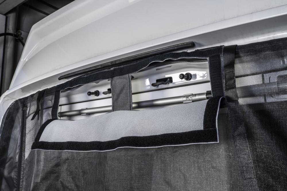 VW Crafter Heckmoskitonetz: Klappenöffnungen mit Klettverschlüssen an den Versorgungspositionen 